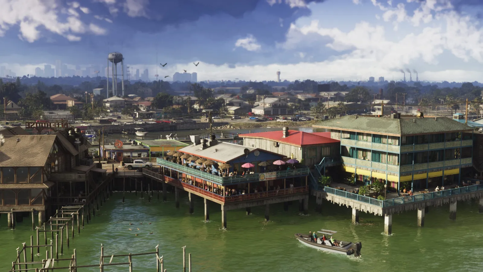 Une ville sur pilotis au bord de l'eau verte des marais dans GTA 6, la silhouette de Vice City à l'horizon.